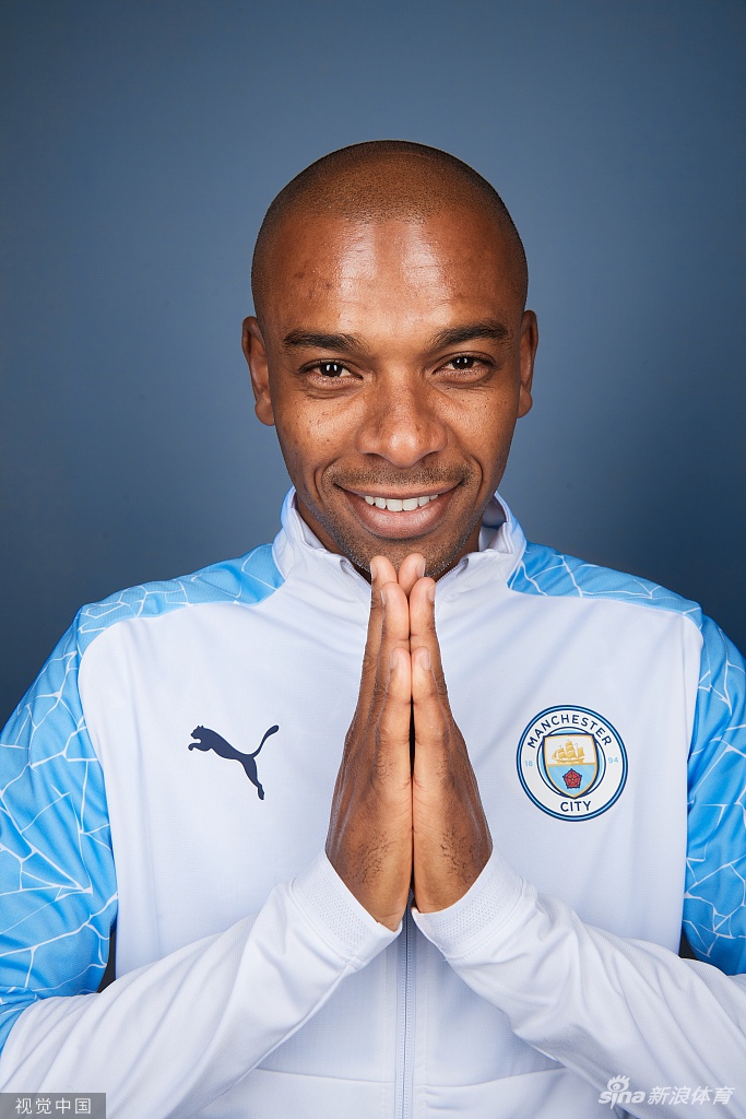 曼城拍摄欧冠决赛写真 德布劳内引领众星