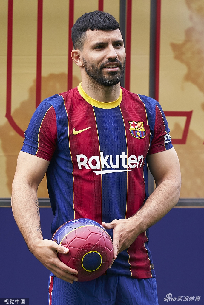 阿圭罗亮相诺坎普 正式与巴萨签约