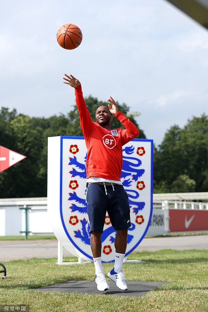 斯特林上节目秀篮球