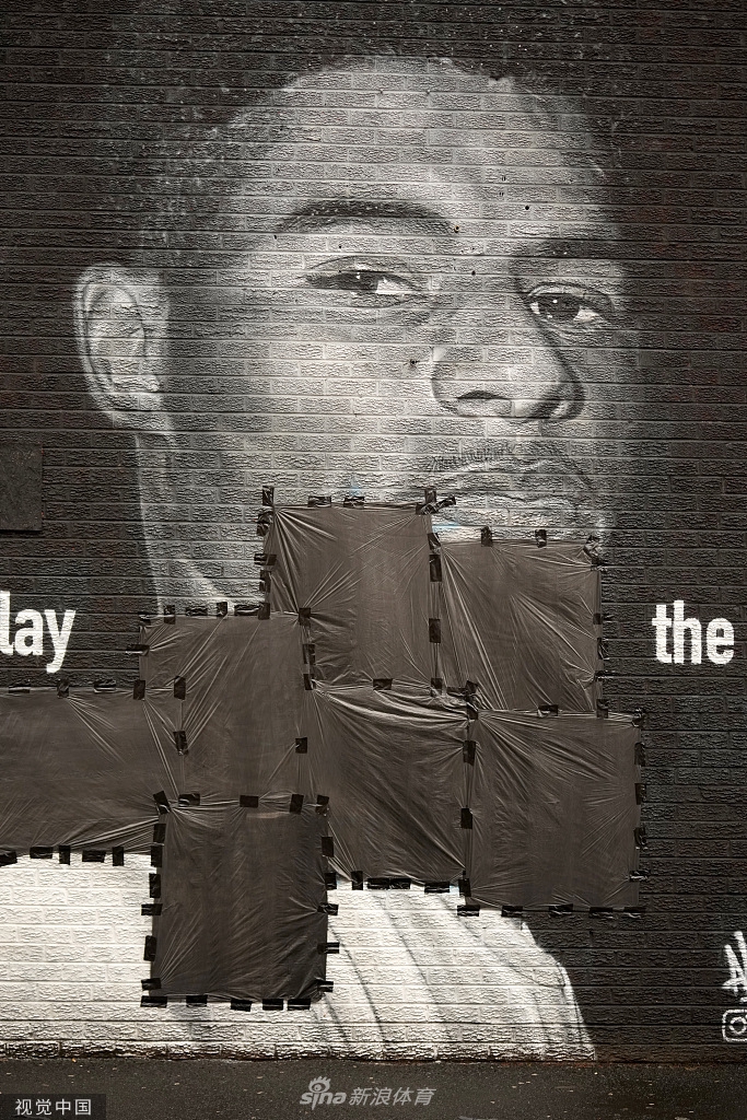 拉什福德街头壁画遭破坏 暖心路人贴便签鼓励支持