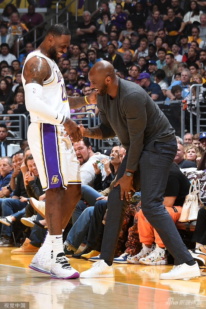 永远的曼巴！两年前的今天科比携女儿观战湖人