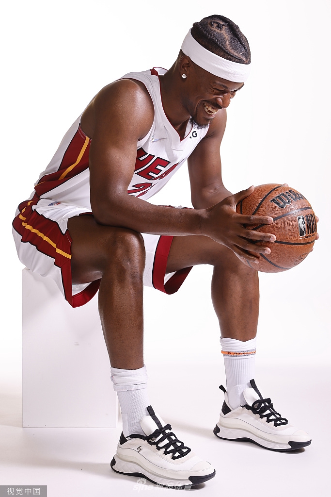 巴特勒引领热火众将拍摄写真