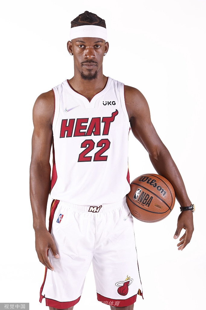 巴特勒引领热火众将拍摄写真