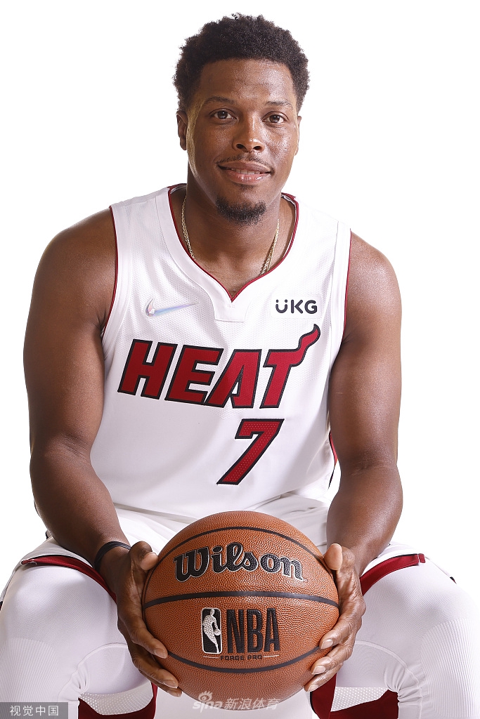 巴特勒引领热火众将拍摄写真