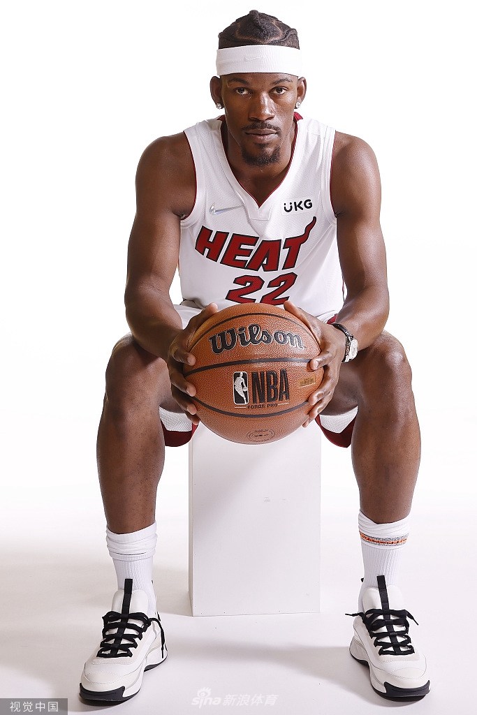 巴特勒引领热火众将拍摄写真