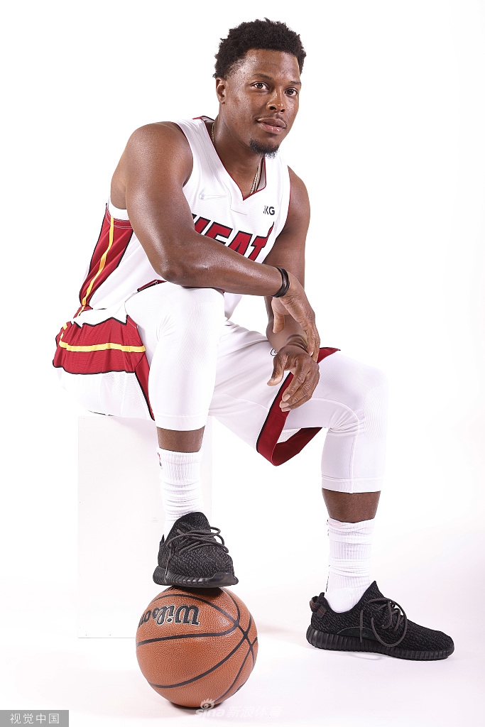 巴特勒引领热火众将拍摄写真