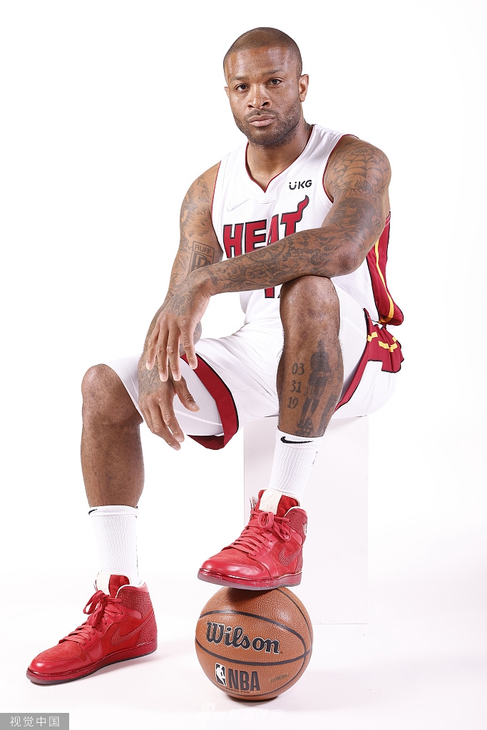 巴特勒引领热火众将拍摄写真