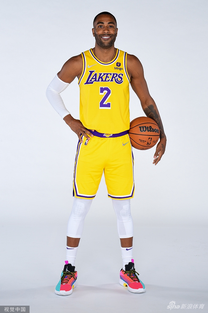 詹姆斯引领众星拍摄湖人新赛季写真