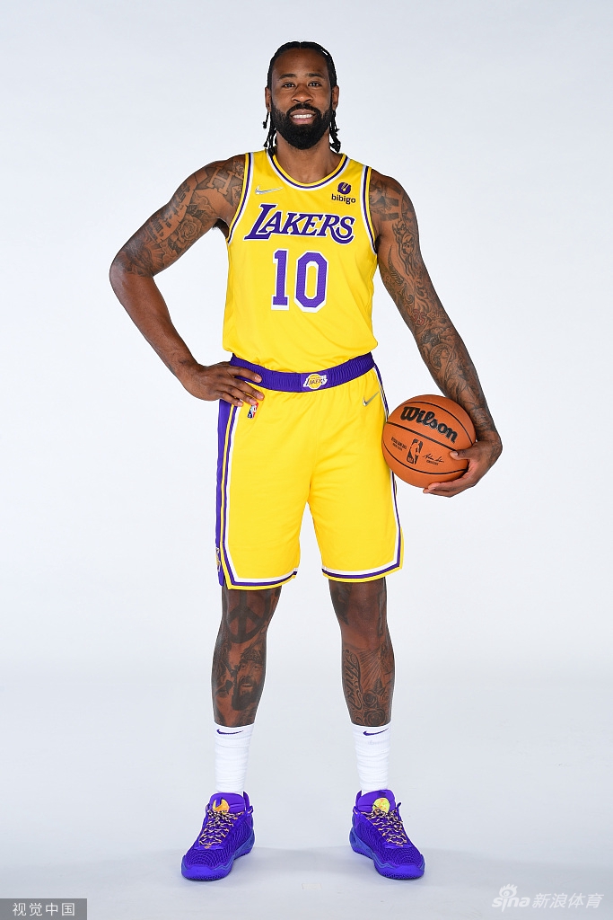 詹姆斯引领众星拍摄湖人新赛季写真