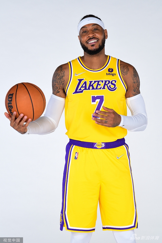 詹姆斯引领众星拍摄湖人新赛季写真