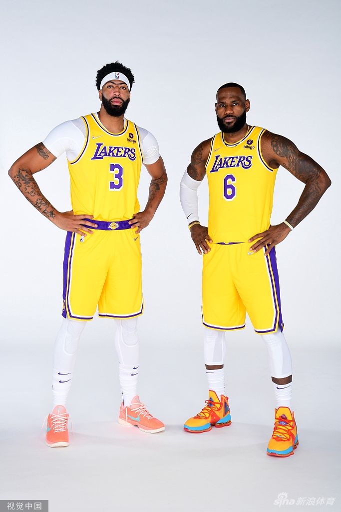 詹姆斯引领众星拍摄湖人新赛季写真