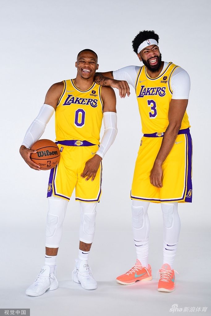 詹姆斯引领众星拍摄湖人新赛季写真