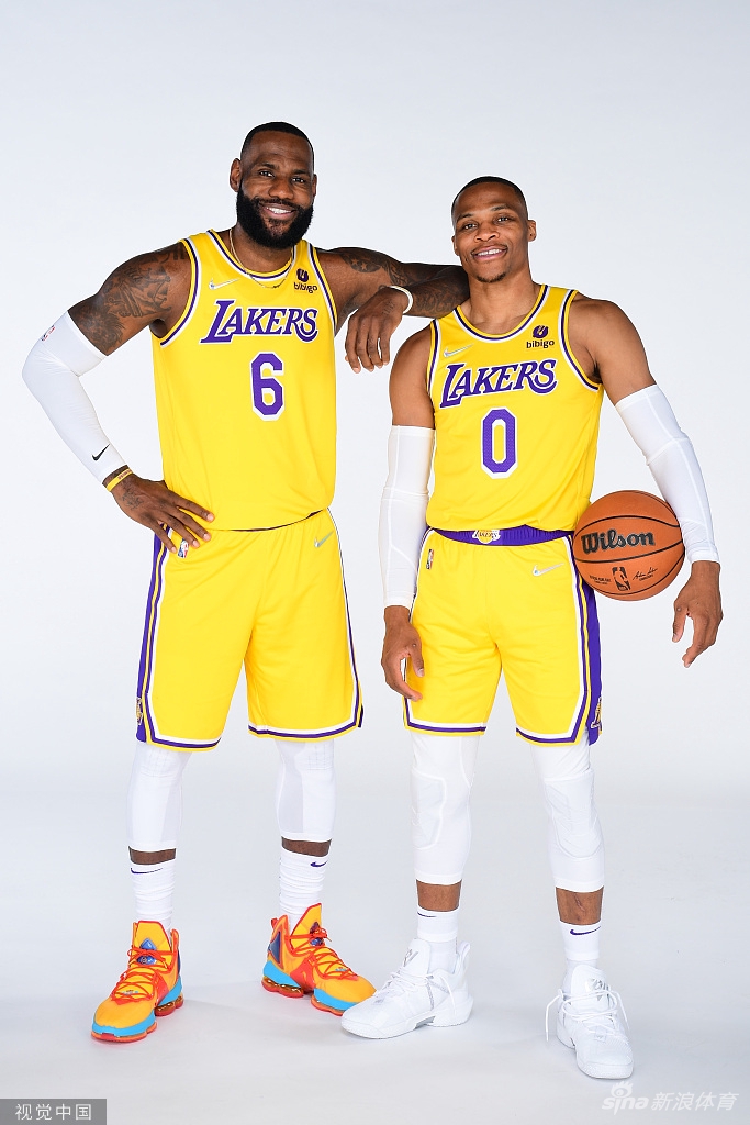 詹姆斯引领众星拍摄湖人新赛季写真