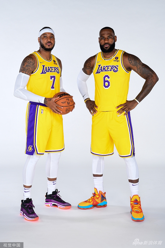 詹姆斯引领众星拍摄湖人新赛季写真