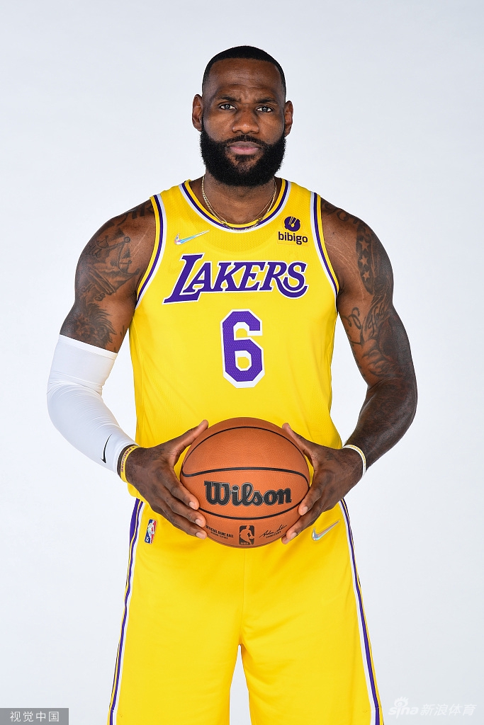 詹姆斯引领众星拍摄湖人新赛季写真