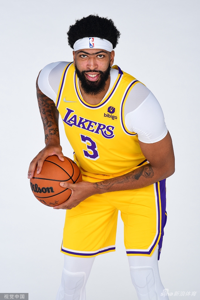 詹姆斯引领众星拍摄湖人新赛季写真
