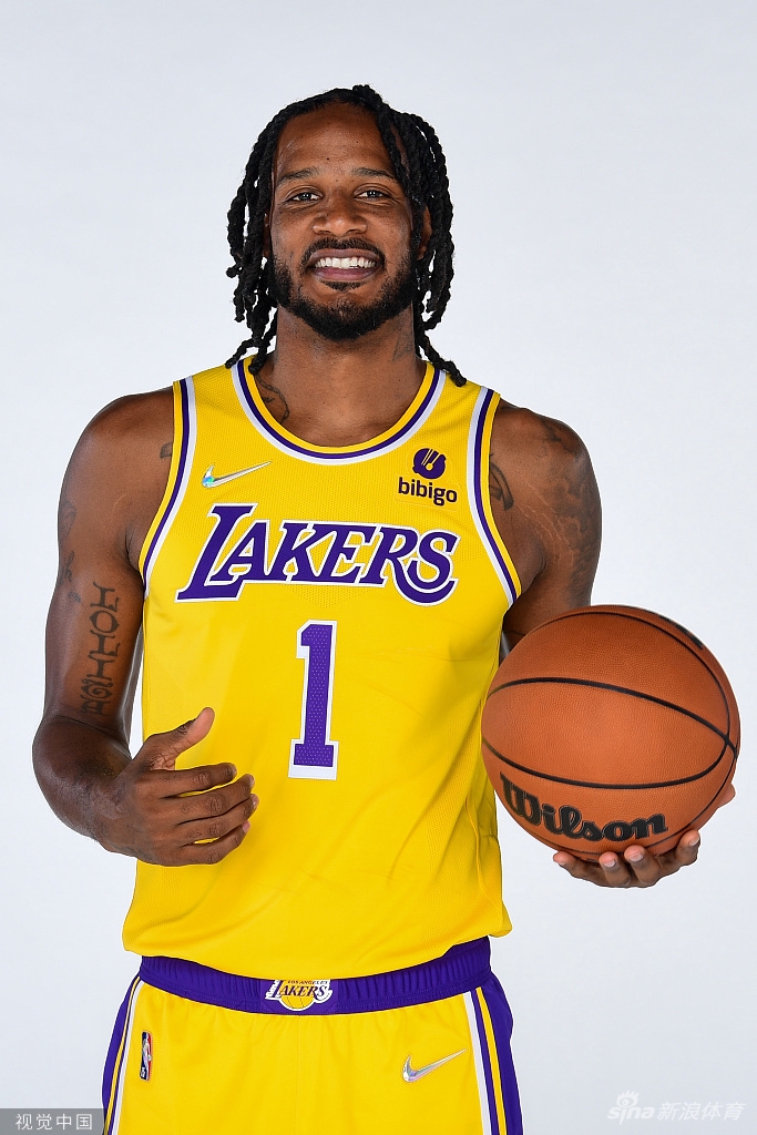 詹姆斯引领众星拍摄湖人新赛季写真
