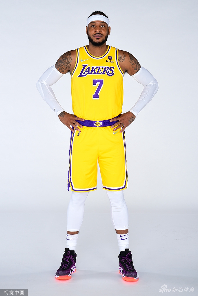 詹姆斯引领众星拍摄湖人新赛季写真