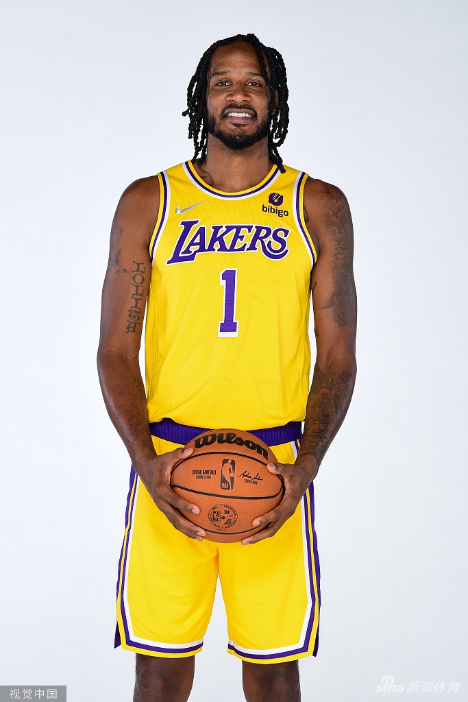 詹姆斯引领众星拍摄湖人新赛季写真