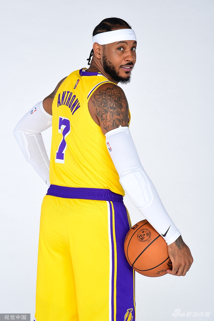 詹姆斯引领众星拍摄湖人新赛季写真