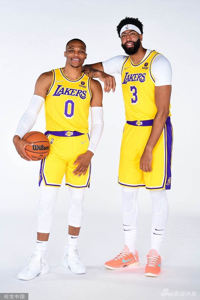 詹姆斯引领众星拍摄湖人新赛季写真