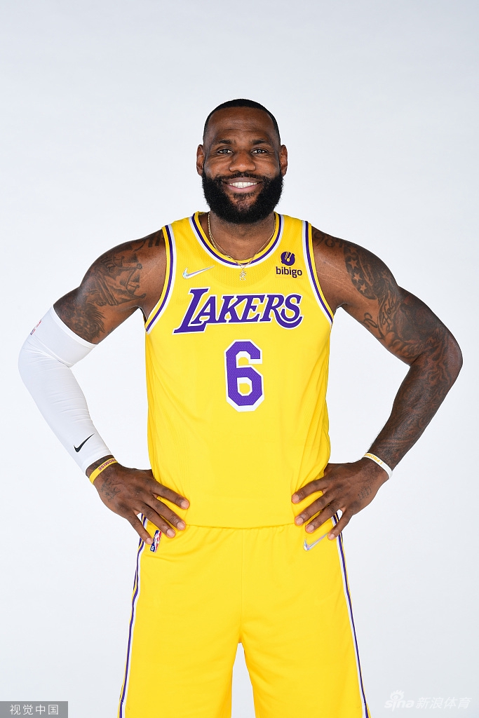 詹姆斯引领众星拍摄湖人新赛季写真