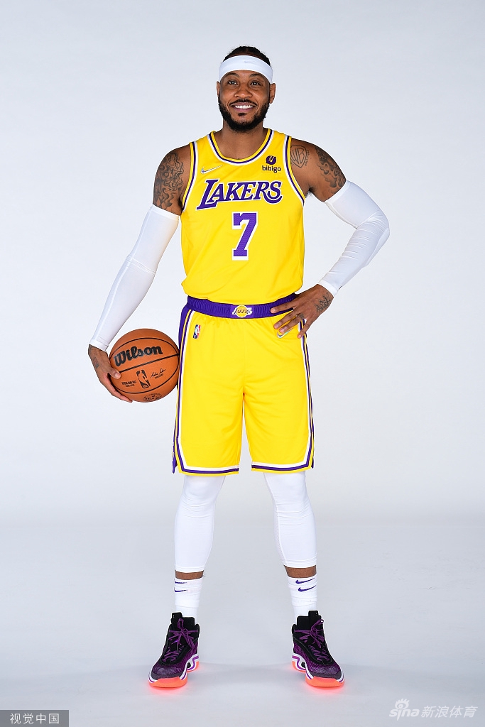 詹姆斯引领众星拍摄湖人新赛季写真