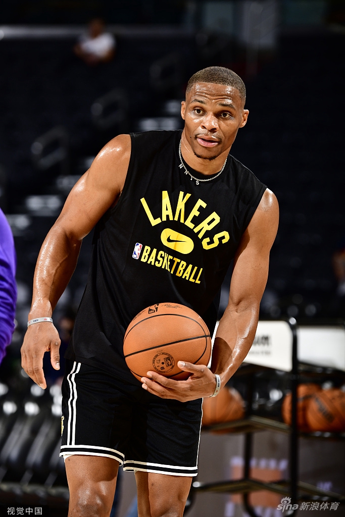 [NBA季前赛]湖人105-117太阳 詹姆斯威少缺阵