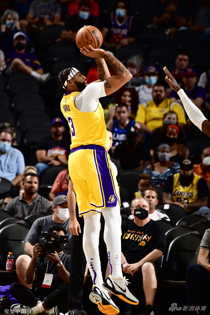 [NBA季前赛]湖人105-117太阳 詹姆斯威少缺阵