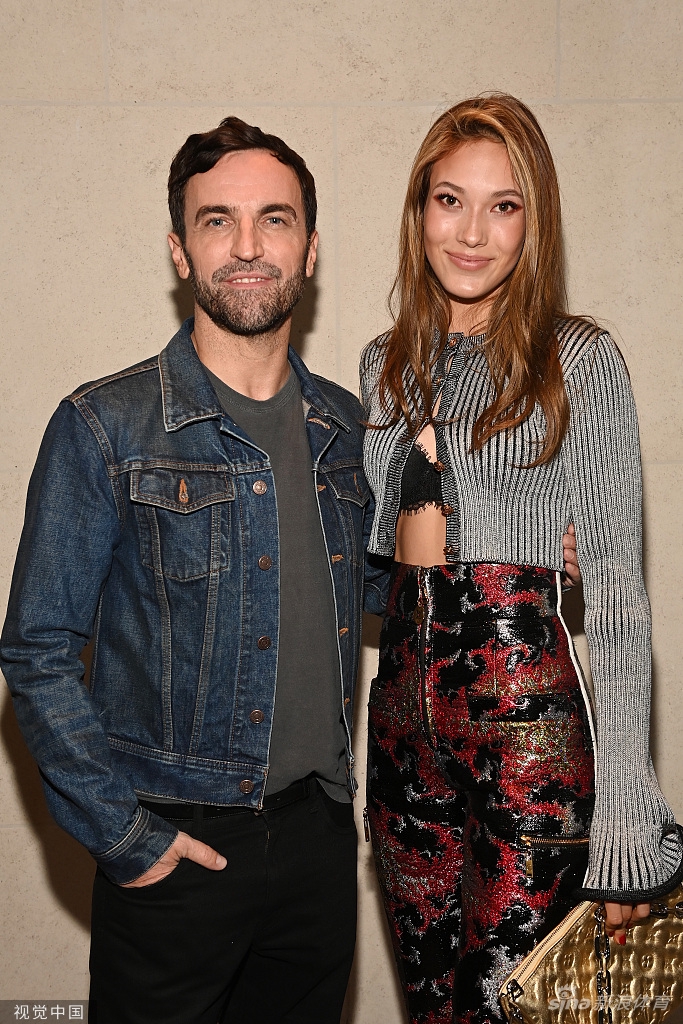 气场强大！谷爱凌与大威亮相同框看秀