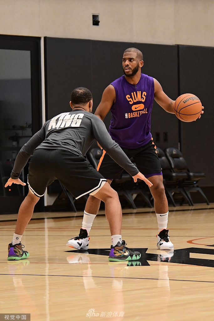 保罗领衔太阳备战新赛季 布克文化衫抢镜