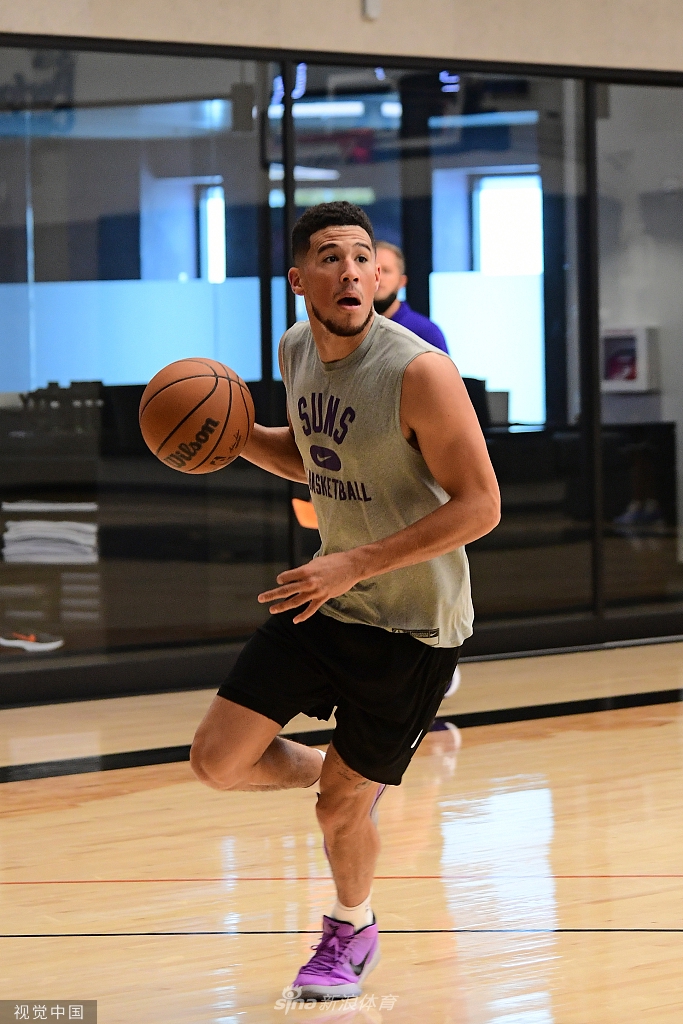 保罗领衔太阳备战新赛季 布克文化衫抢镜