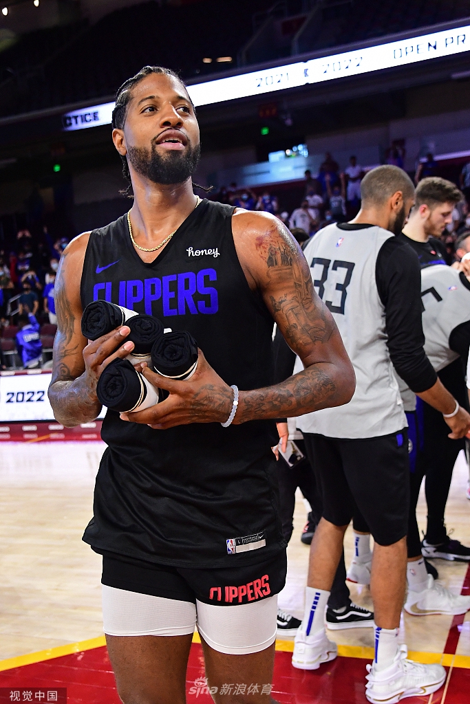 快船公开训练 联赛即将打响乔治致意球迷