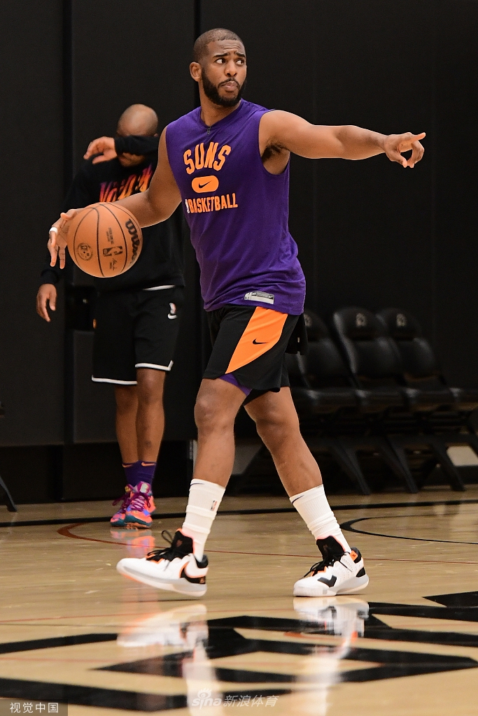 保罗领衔太阳备战新赛季 布克文化衫抢镜