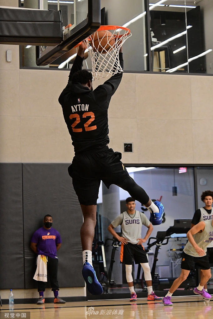 保罗领衔太阳备战新赛季 布克文化衫抢镜