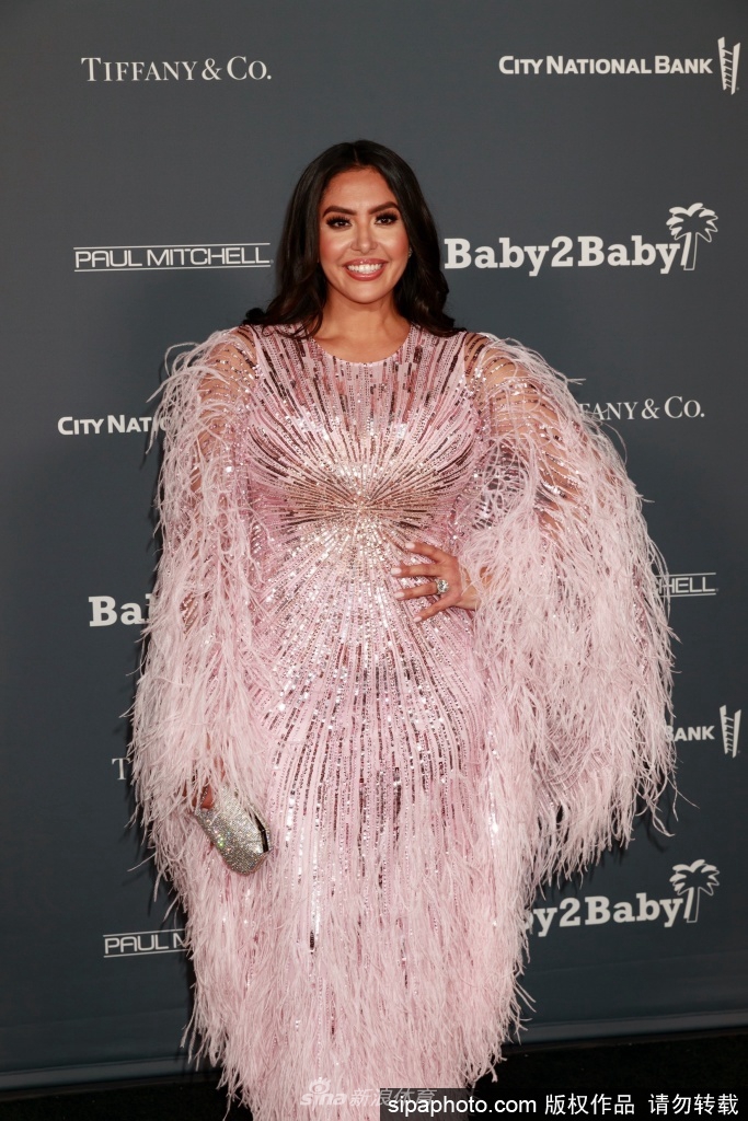 科比遗孀瓦妮莎携18岁大女儿亮相