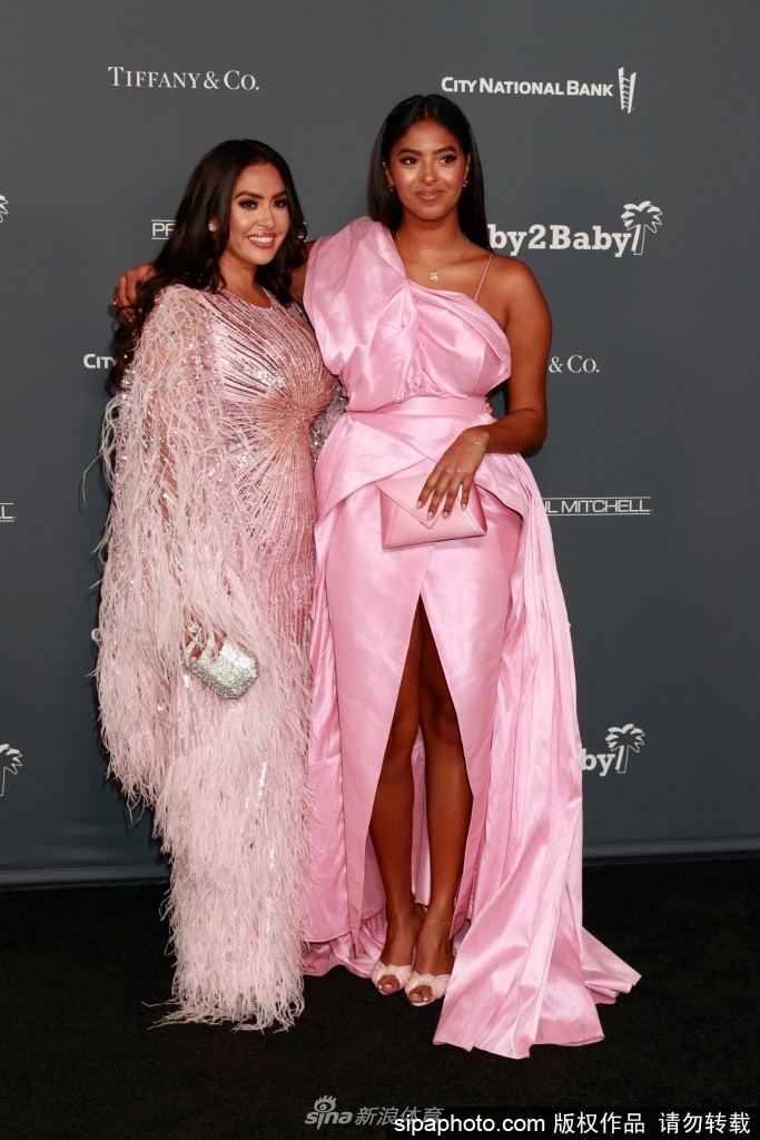 科比遗孀瓦妮莎携18岁大女儿亮相