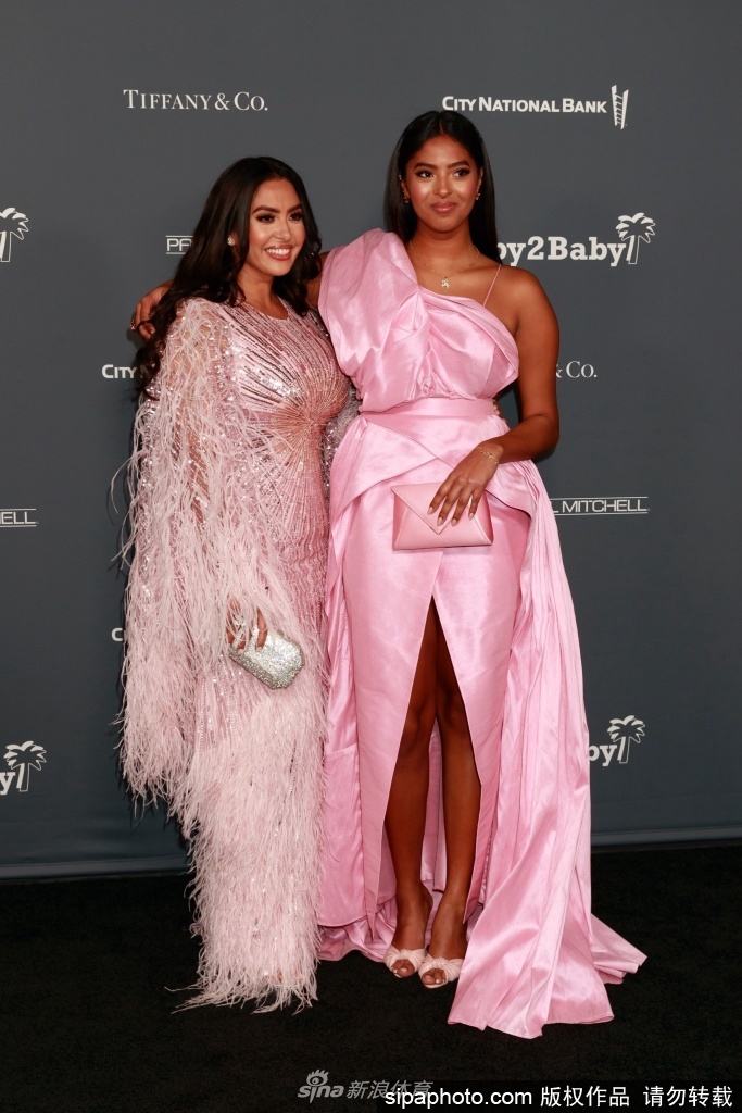 科比遗孀瓦妮莎携18岁大女儿亮相