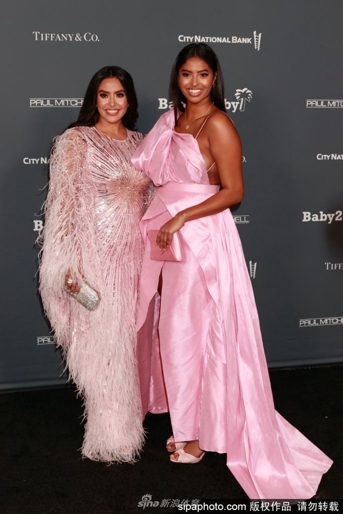 科比遗孀瓦妮莎携18岁大女儿亮相