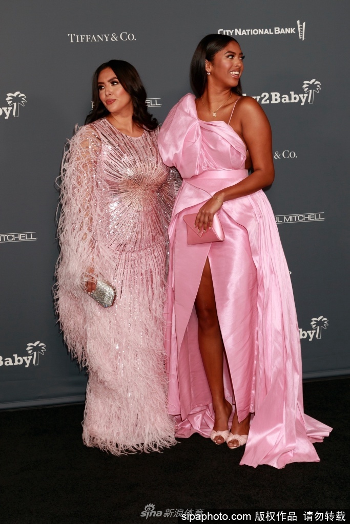 科比遗孀瓦妮莎携18岁大女儿亮相