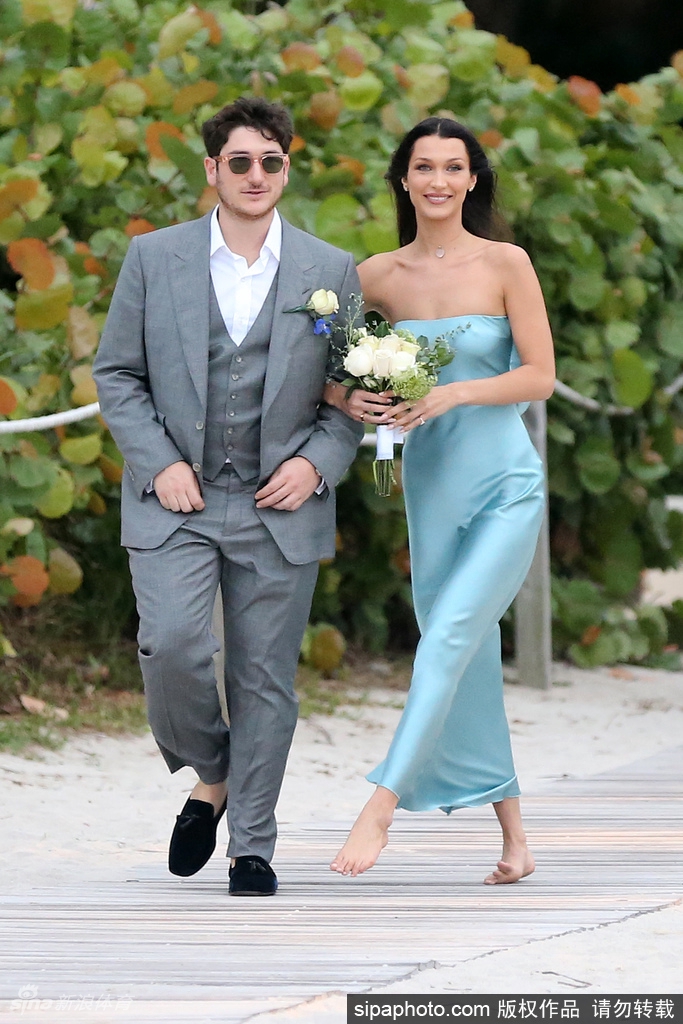 身材妖娆！布克女友肯豆参加婚礼当伴娘