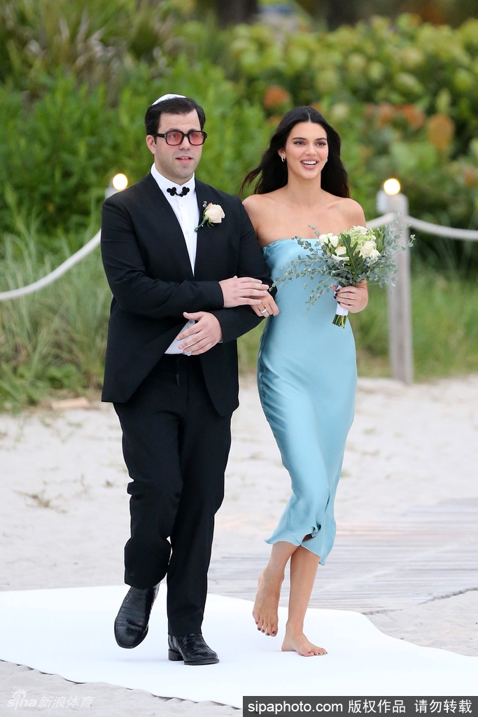 身材妖娆！布克女友肯豆参加婚礼当伴娘