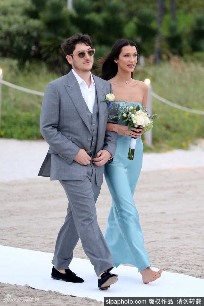 身材妖娆！布克女友肯豆参加婚礼当伴娘