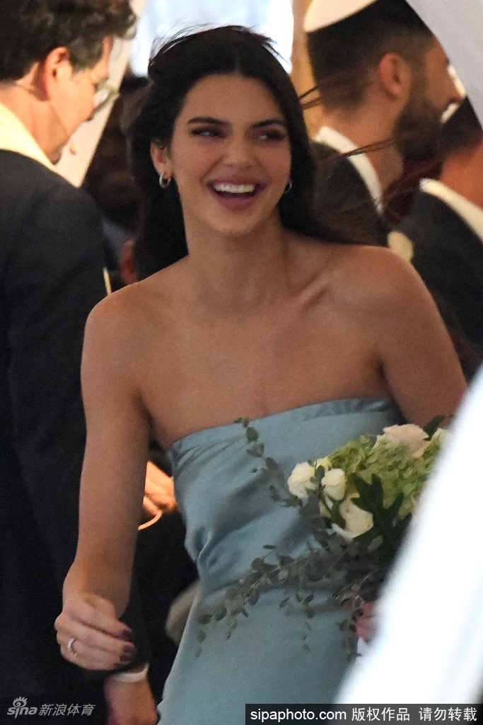 身材妖娆！布克女友肯豆参加婚礼当伴娘