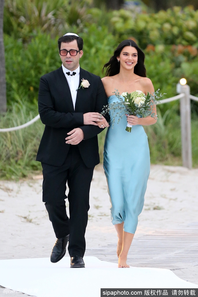 身材妖娆！布克女友肯豆参加婚礼当伴娘