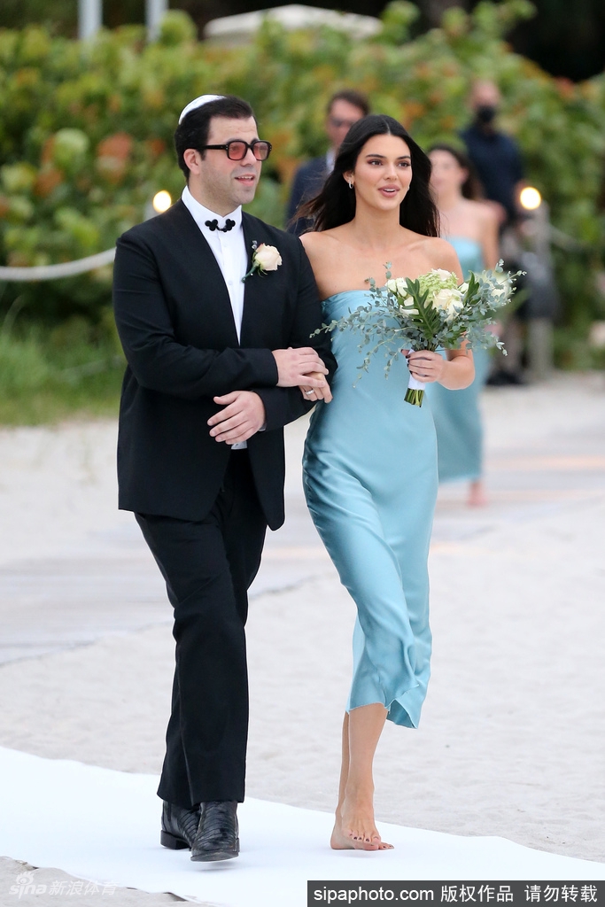 身材妖娆！布克女友肯豆参加婚礼当伴娘