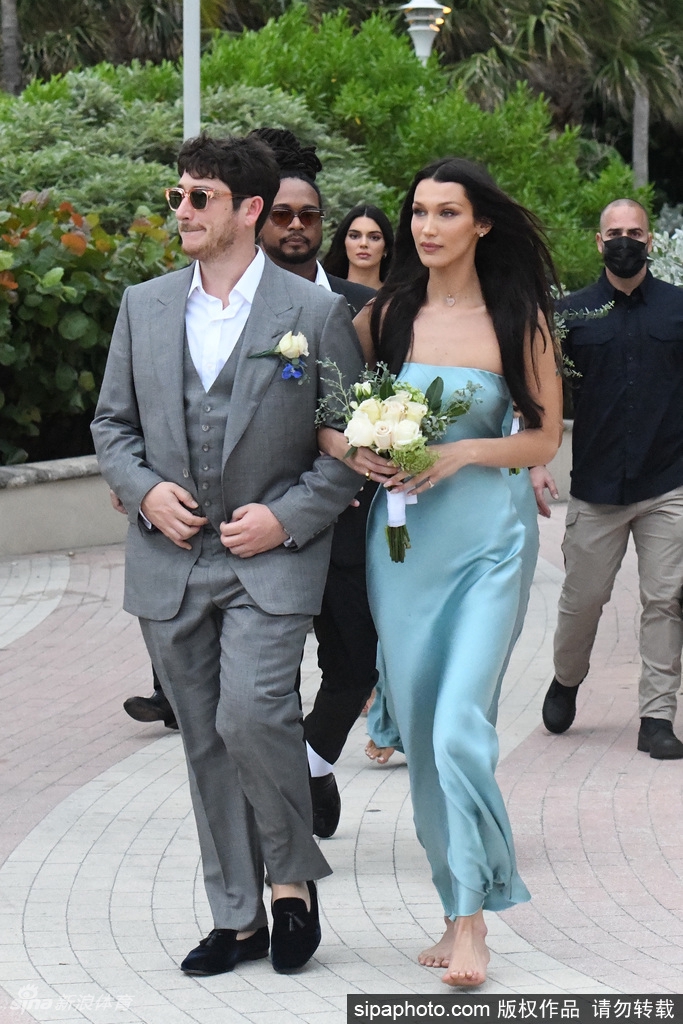 身材妖娆！布克女友肯豆参加婚礼当伴娘