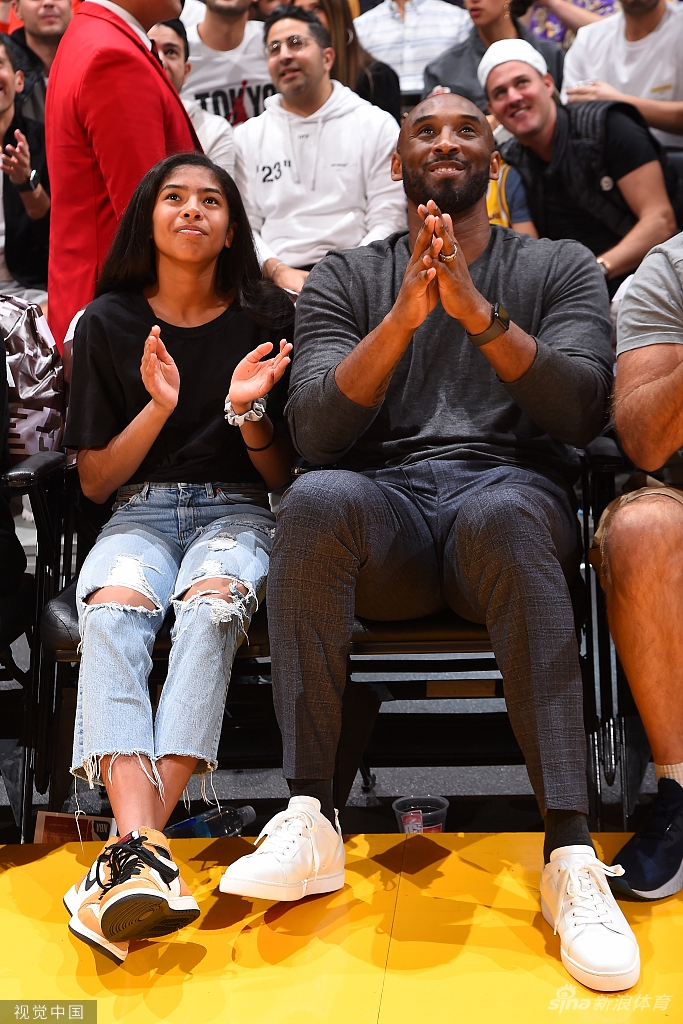 永远的曼巴！两年前的今天科比携女儿观战湖人