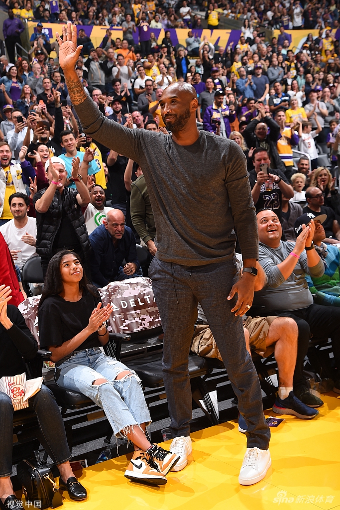永远的曼巴！两年前的今天科比携女儿观战湖人