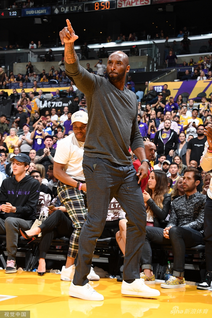 永远的曼巴！两年前的今天科比携女儿观战湖人
